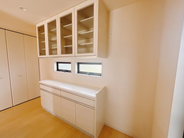 【中古戸建】藤岡市小林のキッチン|■キッチン｜キッチンにはカップボードがついています。増えていくキッチン用品もしっかり収納できます♪