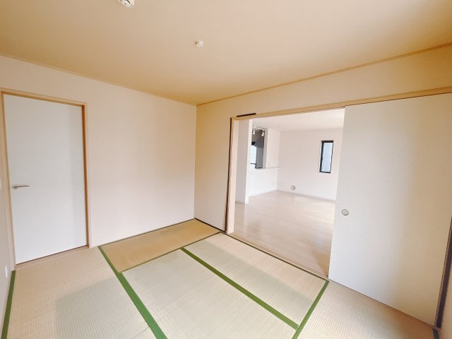 【中古戸建】藤岡市小林の和室|■1階和室｜リビングと繋がっている和室は、お子様の様子を見守りながらお洗濯物を畳んだり、家事の合間のちょっとした休憩やのんびりお昼寝にも♪セカンドリビングとしてもお使いいただけます。