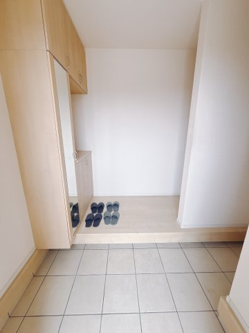 【中古戸建】藤岡市小林の玄関|■玄関｜「玄関から、我が家を心地よく。自然の風や光を感じられる気持ちのいい玄関へ。」永く居心地のいい暮らしを演出する快適性能と安心を両立させたドアを採用しました！