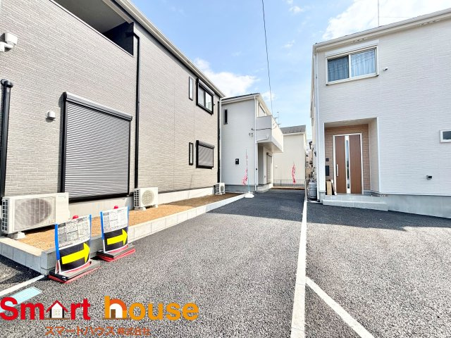 厚木市旭町　新築3棟の前面道路含む現地写真|周囲の街並みと青空に生えるお洒落な仕上がり！周囲には高い建物のないエリア。青い空が大きく感じますね♪