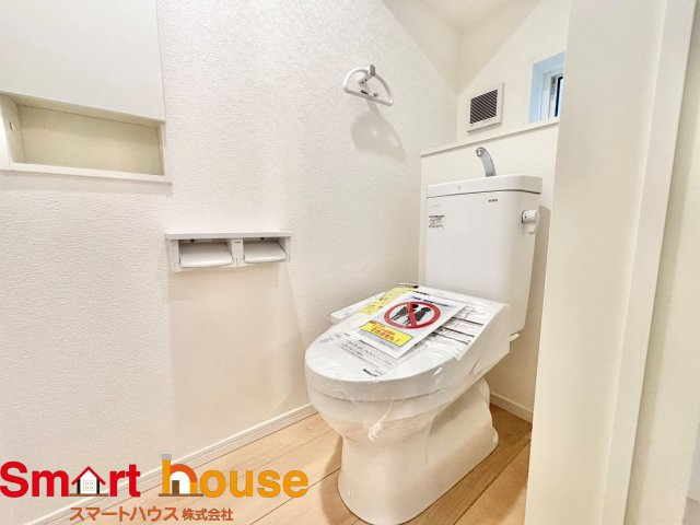 厚木市旭町　新築3棟のトイレ|節水型でエコなトイレには今では当たり前のウォシュレット付き。換気機能も着いているので常に快適ですね♪