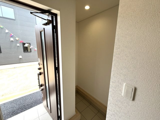 【玄関】 | 仲介手数料無料！須恵小学校に通える新築平屋　山陽小野田市南竜王町　第１－２号棟　クレイドルガーデン　アーネストワン | 玄関にはあってうれしいシュークロークも