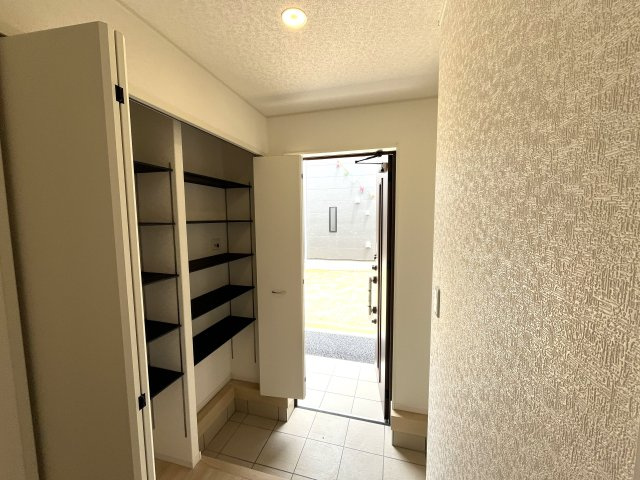 【玄関】 | 仲介手数料無料！須恵小学校に通える新築平屋　山陽小野田市南竜王町　第１－２号棟　クレイドルガーデン　アーネストワン | 玄関には大型の下駄箱も設置。ブーツも楽々入ります。