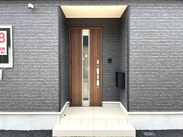 【エントランス】 | 仲介手数料無料！須恵小学校に通える新築平屋　山陽小野田市南竜王町　第１－２号棟　クレイドルガーデン　アーネストワン | ダイヤルキー付きの郵便受け