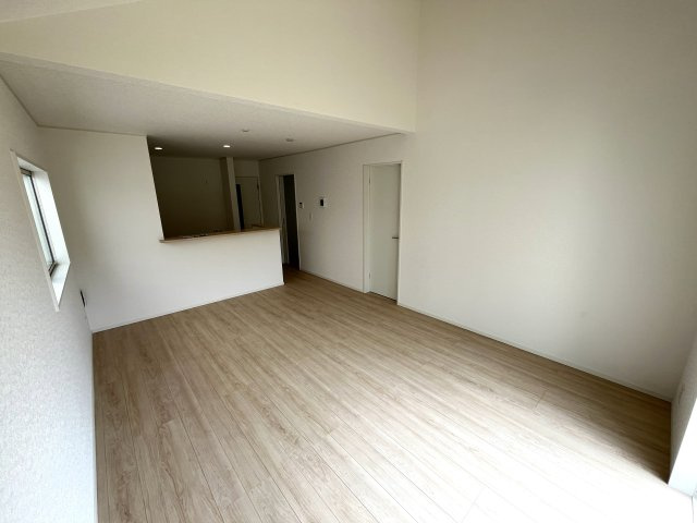 【居間・リビング】 | 仲介手数料無料！須恵小学校に通える新築平屋　山陽小野田市南竜王町　第１－２号棟　クレイドルガーデン　アーネストワン | ゆったりとしたリビングは家族の団らんがはずみますね♪