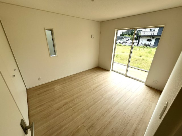 【収納】 | 仲介手数料無料！須恵小学校に通える新築平屋　山陽小野田市南竜王町　第１－２号棟　クレイドルガーデン　アーネストワン | ２面採光の明るいお部屋で健やかな毎日