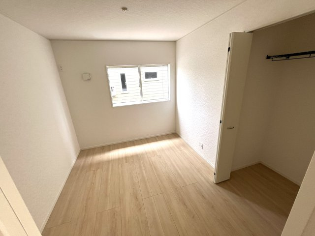 【洋室】 | 仲介手数料無料！須恵小学校に通える新築平屋　山陽小野田市南竜王町　第１－２号棟　クレイドルガーデン　アーネストワン | ゆったりした洋室です