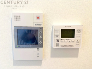 訪問者が来たときにテレビ画面で確認できるため、安心してドアを開けられます。録画機能があるものもあり、留守中に来訪者を記録しておくことができます。利便性が高く、セキュリティ面でも安心です。