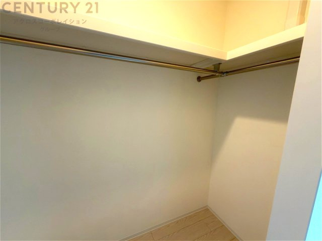 収納力が高く洋服や小物を整理しやすく、更衣室のように使え、部屋がすっきり保てます。収納の配置を自由に調整でき、換気性が良く防湿・防虫対策も可能。快適で機能的な生活空間を実現できます♪