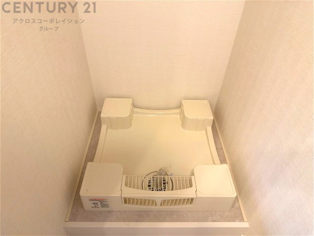 洗濯物の仕分け作業がしやすく、整理整頓が容易になります。洗濯音や湿気を他の部屋に持ち込まず、生活環境を快適に保ちます。上部を活用すれば収納スペースを確保でき洗剤や洗濯用品の整理もしやすくなります。