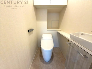温水洗浄便座付トイレは温水洗浄機能により、暖かい水でおしりを洗浄することができ、冷たい水を使う従来の便座に比べ、温水洗浄機能で暖かいトイレを提供し、快適な使用を可能にします。
