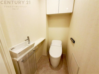 温水洗浄便座付トイレは温水洗浄機能により、暖かい水でおしりを洗浄することができ、冷たい水を使う従来の便座に比べ、温水洗浄機能で暖かいトイレを提供し、快適な使用を可能にします。
