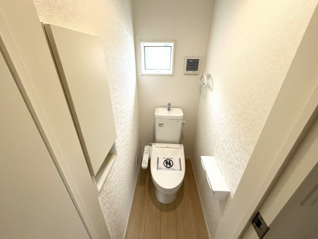 【トイレ】 | 仲介手数料無料！須恵小学校に通える新築戸建　山陽小野田市南竜王町　第１－３号棟　クレイドルガーデン　アーネストワン | シャワートイレは節水型タイプ。１階と２階の２カ所あります