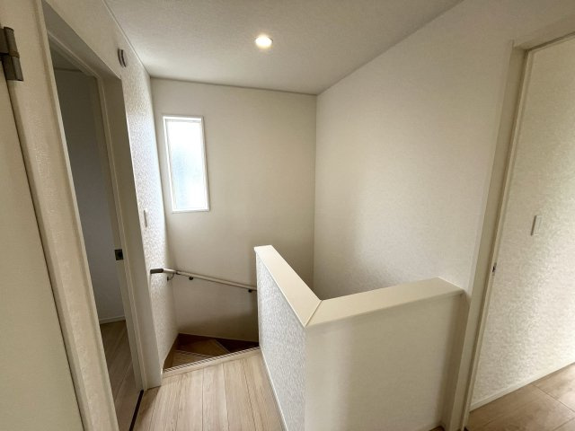 【その他】 | 仲介手数料無料！須恵小学校に通える新築戸建　山陽小野田市南竜王町　第１－３号棟　クレイドルガーデン　アーネストワン | 階段には手すりも付いて安心ですね。