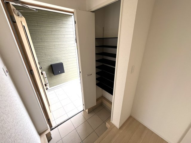【玄関】 | 仲介手数料無料！須恵小学校に通える新築戸建　山陽小野田市南竜王町　第１－３号棟　クレイドルガーデン　アーネストワン | 玄関には大型の下駄箱も設置。ブーツも楽々入ります。