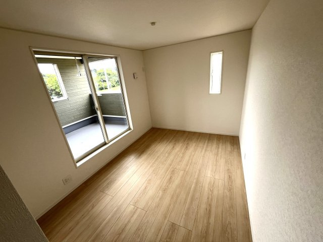 【洋室】 | 仲介手数料無料！須恵小学校に通える新築戸建　山陽小野田市南竜王町　第１－３号棟　クレイドルガーデン　アーネストワン | ２面採光の明るいお部屋で健やかな毎日