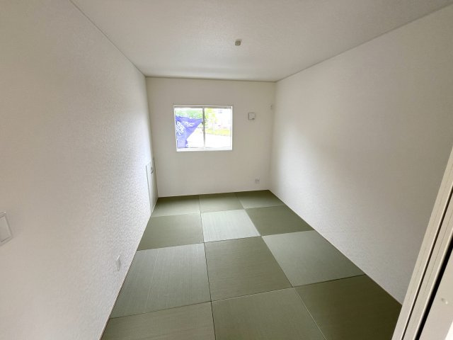 【和室】 | 仲介手数料無料！須恵小学校に通える新築戸建　山陽小野田市南竜王町　第１－３号棟　クレイドルガーデン　アーネストワン | リビングにつながる和室は落ち着いた雰囲気を醸し出します
