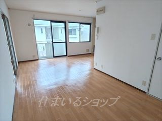 パール有安　Ｅ棟の居間・リビング|窓が多く明るいリビング