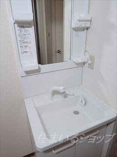 パール有安　Ｅ棟の洗面所|シャンプードレッサー・窓あり