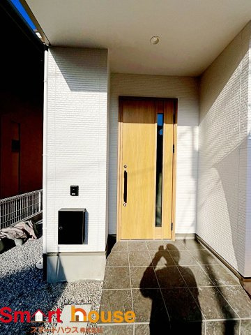 八王子市緑町　新築最終1棟の玄関|上質感漂う玄関へのアプローチ。居住者の帰り、訪れる方を優しく迎える・安らぎに満ちた生活空間を予感させる。健やかな暮らしを楽しめそう
