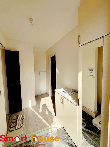 八王子市緑町　新築最終1棟の玄関|大型のシューズボックスがあるだけで靴を収集している方も大家族でも安心！
置きっぱなしの靴を収納できるので玄関がスッキリ！
