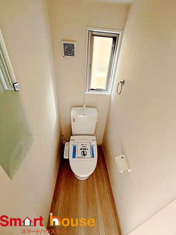 八王子市緑町　新築最終1棟のトイレ|節水型でエコなトイレには、今では当たり前のウォシュレット付き。便座を温める機能もついていて、居心地良くてトイレから出られなくなるかも！換気用に換気扇はもちろん、窓も着いているので常に快適ですね♪
