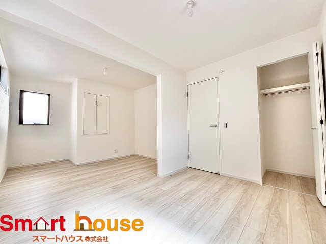 相模原市南区豊町　新築1棟！の居間・リビング|採光・通風が心地よいお部屋♪子供部屋や書斎など多目的に使えて、成長に合わせた部屋割り変更も可能です。