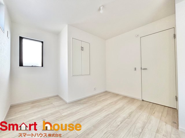 相模原市南区豊町　新築1棟！の洋室|ナチュラルな木目と上品な色合いが心をおだやかに♪長時間過ごすからこそ、心地よい空間にこだわりました。