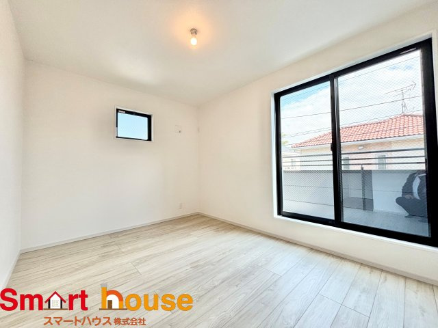 相模原市南区豊町　新築1棟！の洋室|大きな窓からたっぷりの日差しが降り注ぐ明るい室内です！目覚めの良い健康的な朝を迎えられそうですね♪ 