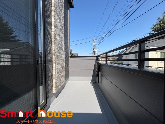 相模原市南区豊町　新築1棟！のバルコニー|朝の澄んだ空気や清々しい風を五感で感じるバルコニー♪四季の移ろいを感じられる心地よい自然の空間です。