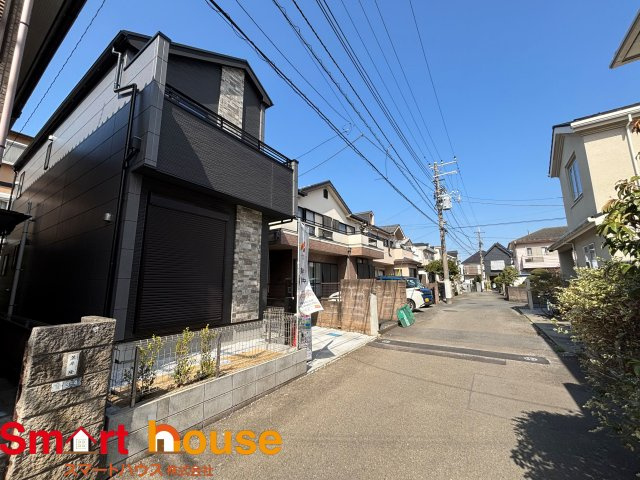 相模原市南区豊町　新築1棟！の前面道路含む現地写真|周囲の街並みと青空に生えるお洒落な仕上がり！周囲には高い建物のないエリア。青い空が大きく感じますね。