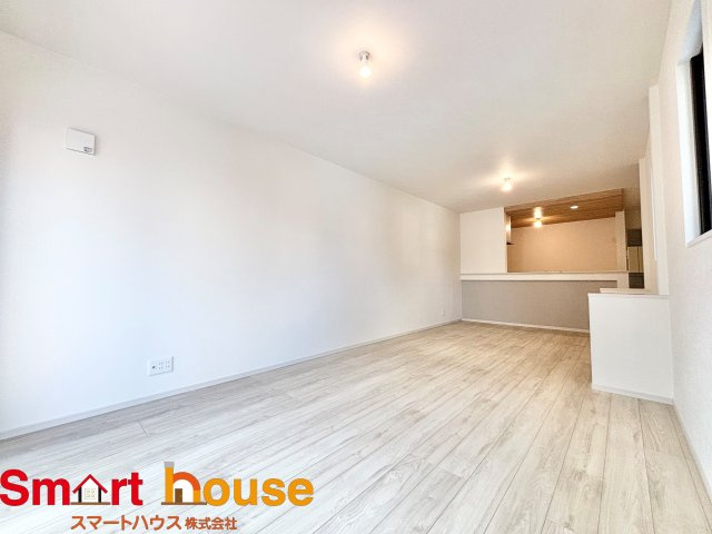 相模原市南区豊町　新築1棟！の居間・リビング|こだわりの広がりとゆとり♪家族と過ごす時間を大切にしたい方に、ぴったりの明るくゆとりある住空間です♪