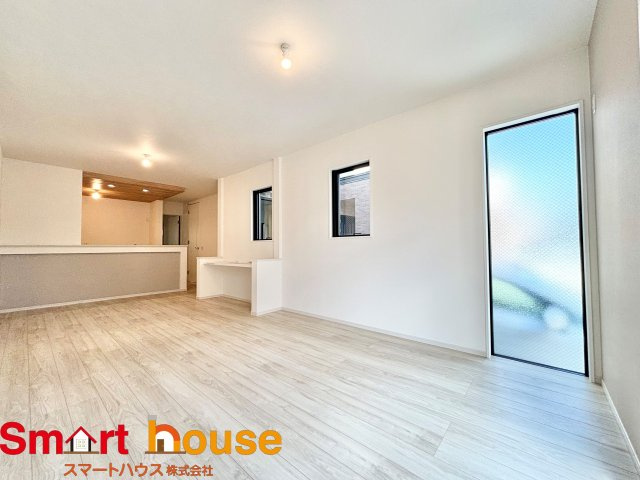 相模原市南区豊町　新築1棟！の居間・リビング|開放感とデザインが共存する華やかな空間♪家族の笑い声が響く、安心感と落ち着きに包まれたリビングです♪