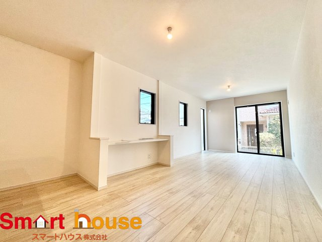 相模原市南区豊町　新築1棟！の居間・リビング|通風・採光に優れ光と風が溢れる贅沢な空間♪新築の木の香りとバランスの取れた設計が癒やしを演出します♪