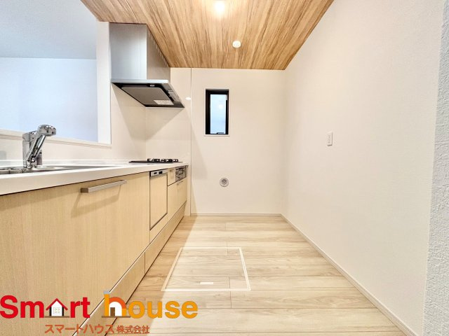 相模原市南区豊町　新築1棟！のキッチン|広い調理スペースと大きめシンクで料理も洗い物もスムーズ♪家族分の食器もすっきり収まる大容量収納です♪