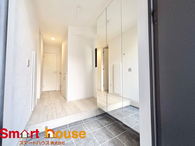 相模原市南区豊町　新築1棟！の玄関|上品な木目が美しい、家の顔となる玄関です♪シンプルな仕様なのでお花を飾るなど自分好みのレイアウトに！