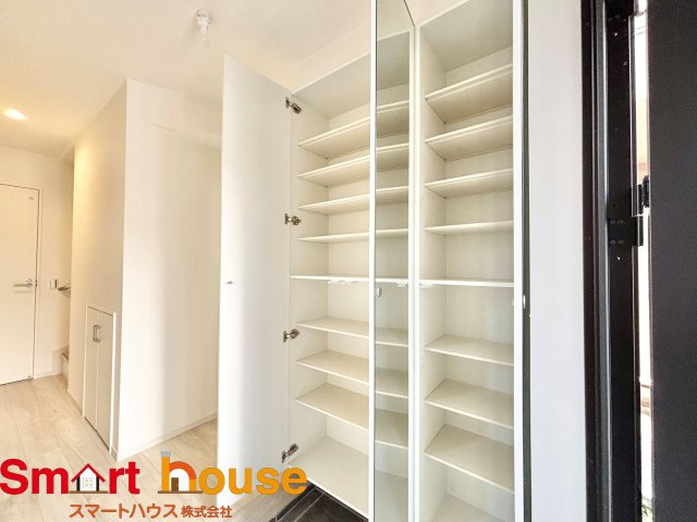 相模原市南区豊町　新築1棟！の収納|大型シューズボックスがあるだけで靴を収集している方も大家族も安心！靴を収納できるので玄関がスッキリ！