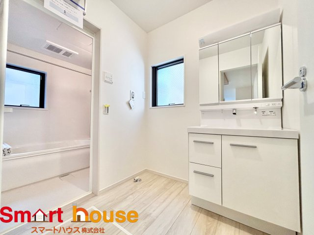 相模原市南区豊町　新築1棟！の独立洗面台|明るく清潔感ある洗面室は、使い勝手の良い三面鏡と採光窓が特徴♪通気性も良く家事動線にも配慮しました。