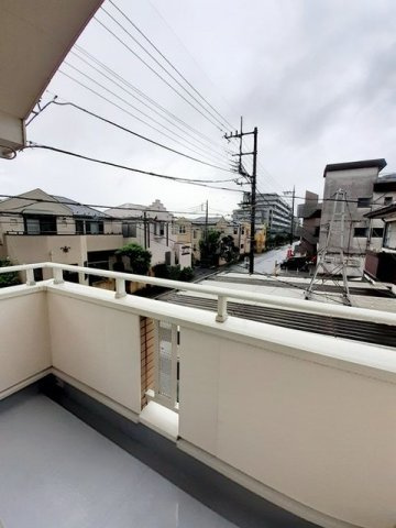 フローラ新狭山のバルコニー|暖かな日差しのふりそそぐバルコニー