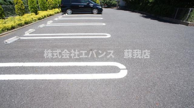 【駐車場】 | ブローテB | 駐車場に車を止められます