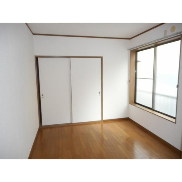 メゾンエヌケイ101の居間・リビング