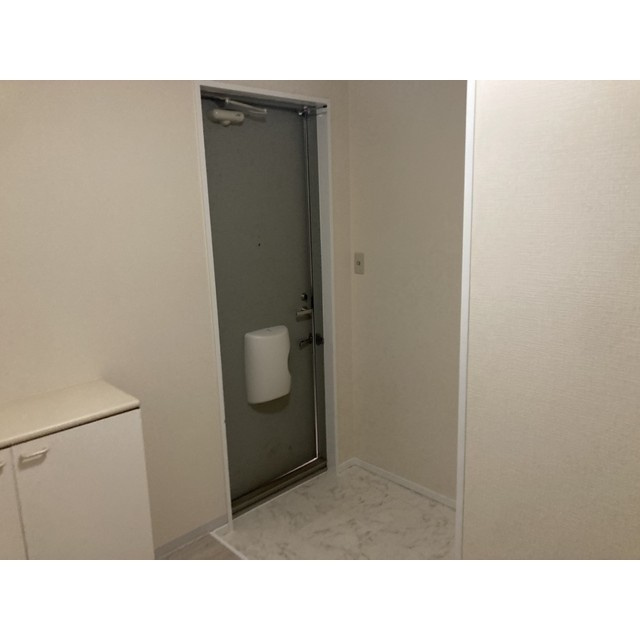 サンライズＡの玄関|収納もある玄関です