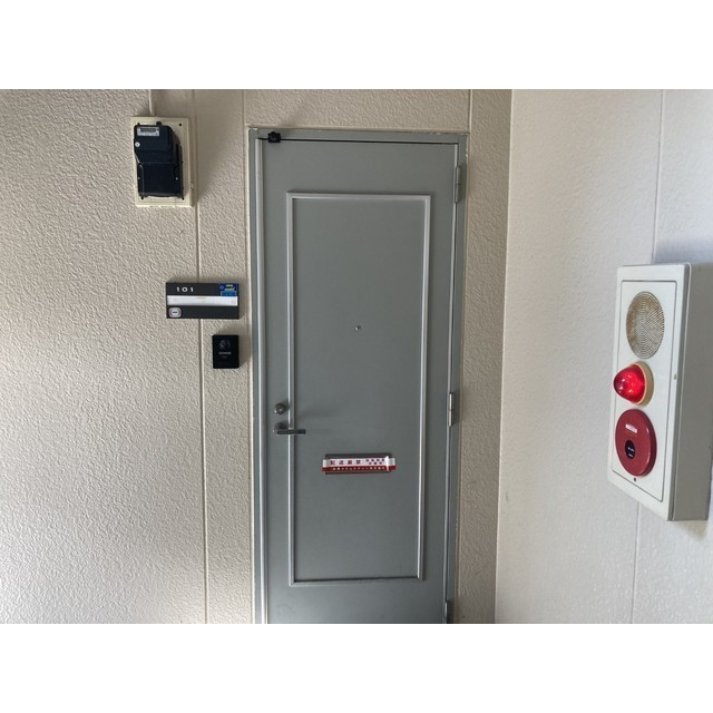 サンライズＡの玄関|収納もある玄関です