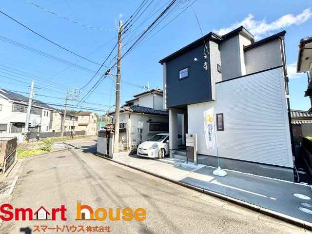 相模原市南区下溝　新築１棟の前面道路含む現地写真|閑静な住宅街に調和する上品な佇まいです。温かみのある外観デザインが、住む人に安らぎを与えてくれます。