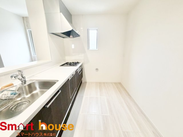 相模原市緑区二本松３期のキッチン|"幅広いキッチンに冷蔵庫、カップボードなどを設置しても楽々と料理できます！
スペースにゆとりがあると気持ちもいいですね♪"
