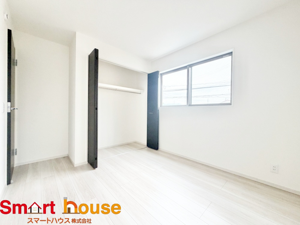 相模原市緑区二本松３期の洋室|通風・採光にも優れ、心地よい光と風があふれています。 贅沢といえるほどの豊かな居住性と、プライドを満たすクオリティが見事に調和した住空間。新築戸建でなければ体感できないひとときをご体感頂ける筈です。
