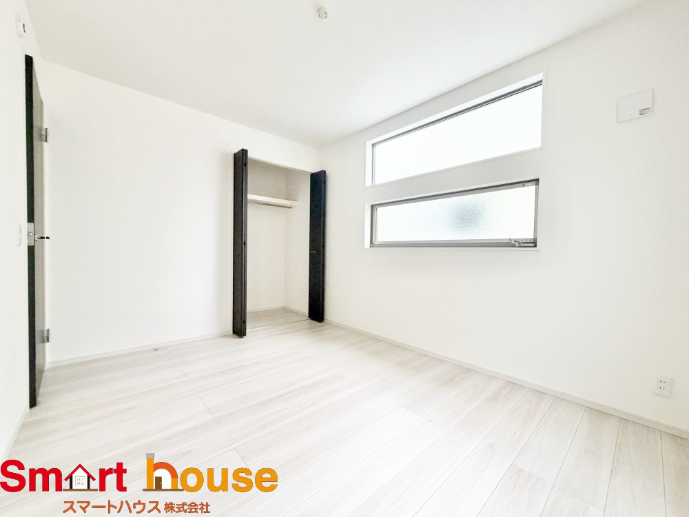 相模原市緑区二本松３期の洋室|大きな窓からたっぷりの日差しが降り注ぐ明るい室内です。気持ちの良い朝日を受けて、目覚めの良い健康的な朝を迎えられそうです。 
