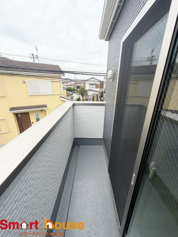 相模原市緑区二本松３期のバルコニー|陽当りの良いバルコニーは、物干しセットを追加すれば、一度にたくさんのお洗濯物が干せるのが魅力！バルコニーは洗濯物を干すだけの場所じゃなく、家族のゆとりのある時間を演出するプライベート空間。
