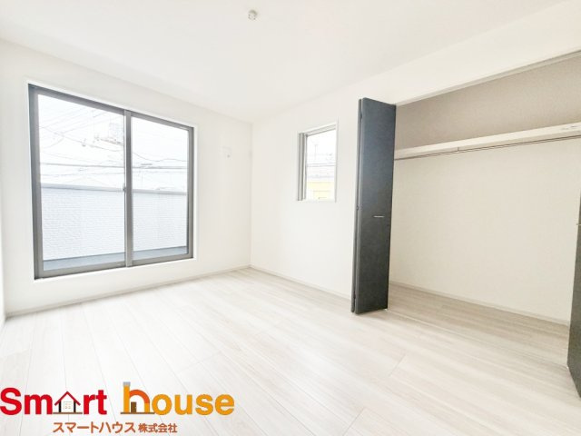 相模原市緑区二本松３期の洋室|大きな窓からたっぷりと陽光が注がれる明るい空間。家族の成長に対応できる永住仕様の間取り。一日の疲れをいやしてくれる主寝室。時を忘れて過ごす場所として過ごせるお部屋。
