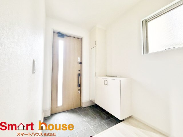 相模原市緑区二本松３期の玄関|"住む人も来客も入った瞬間にワクワクさせてくれるオシャレな玄関♪
収納もたっぷりあるので、靴がたくさんあっても安心！
気持ちの良い朝は、毎日ここからスタートしていきます♪"
